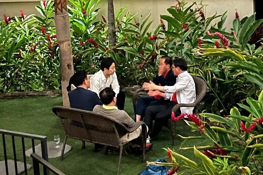 김문수 국민의힘 대선 후보 선거대책위원회의 유상범 단일화추진본부장, 김대식 대외협력본부장, 조광한 대외협력부본부장, 이성배 선대위 대변인이 19일 홍준표 전 대구시장의 선대위 합류를 설득하기 위해 미국 하와이에 도착해 홍 전 시장을 만나고 있다. 2025.5.19 이 대변인 제공