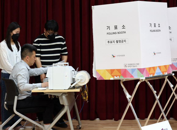 제21대 대통령 선거를 보름 앞둔 19일 경기도 수원시 팔달구 우만1동행정복지센터에서 관계자들이 사전투표 전산장비 모의시험을 하고 있다. 사전 투표는 이번 달 29∼30일 이틀 동안 실시된다. 2025.5.19  연합뉴스