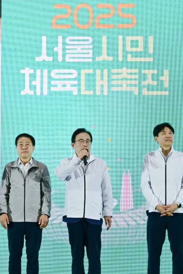 김형재 의원이 지난 17일 잠실실내체육관에서 개최된 ‘2025 서울시민체육대축전’ 개회식에 참석해 축하 인사말을 하고 있다.