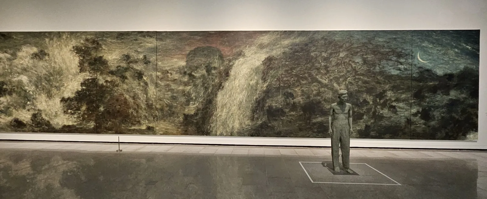 강요배 화백의 작품 2021년작인 가로 길이 15m가 넘는 대작 ‘수풍교향’과 그 작품 앞에 서 있는 화백 자소상의 모습. 제주 강동삼 기자