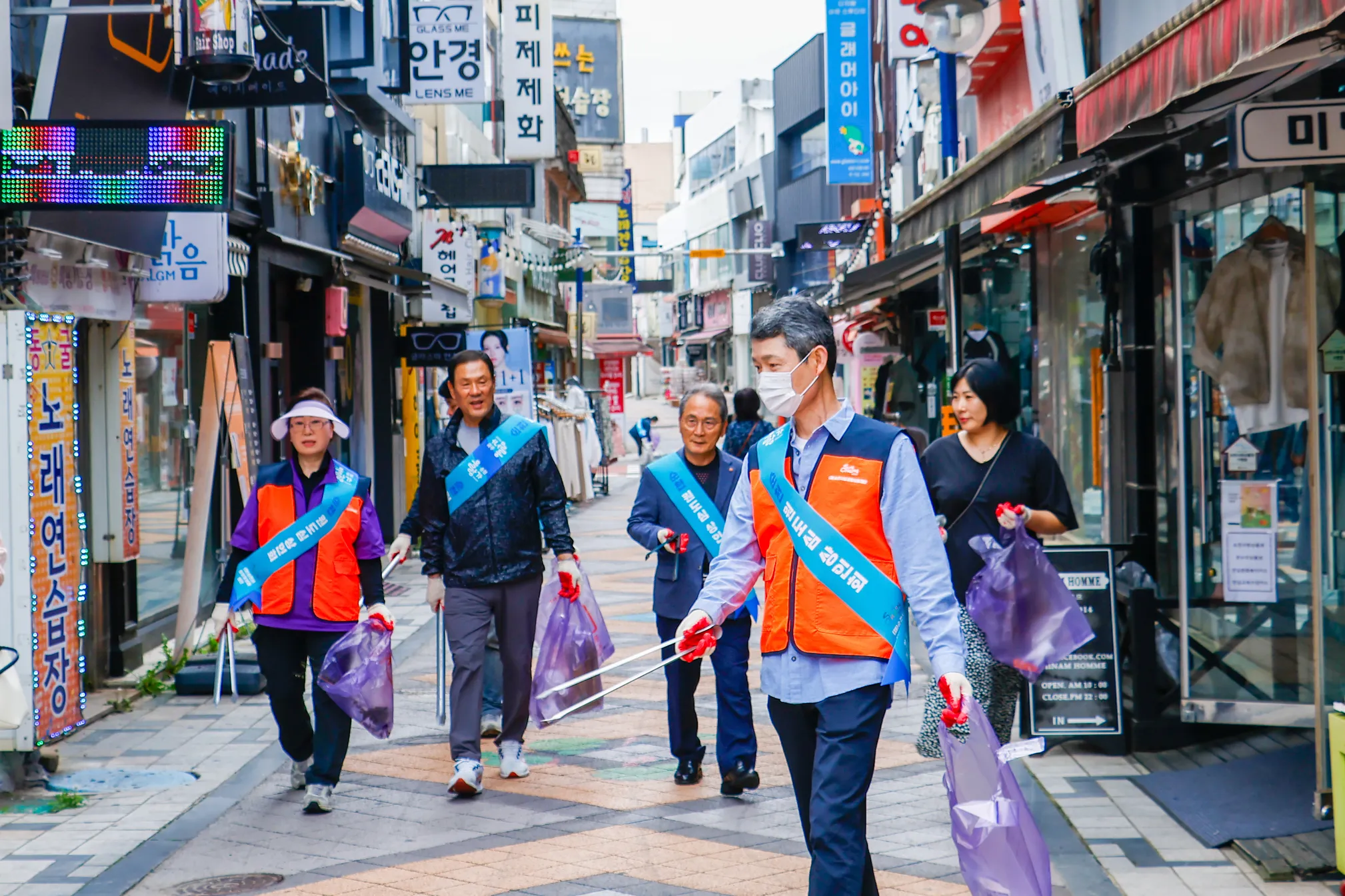 순천시 원도심상인연합회원들이 중앙동 등 원도심에서 깨끗한 거리 조성을 위한 플로깅 행사를 펼쳤다.