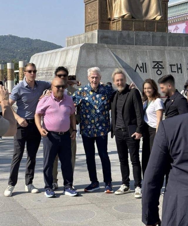 빌 클린턴 전 미국 대통령이 한국을 방문 중인 것으로 전해졌다.  20일 정부 소식통에 따르면 클린턴 전 대통령은 최근 비공개로 한국을 찾았다. 이날 SNS에는 클린턴 전 대통령을 광화문 등지에서 목격했다는 글이 다수 게시되기도 했다. 사진은 광화문 세종대왕상 앞에서 기념 촬영 중인 클린턴 전 대통령. 2025.5.20 소셜미디어 스레드