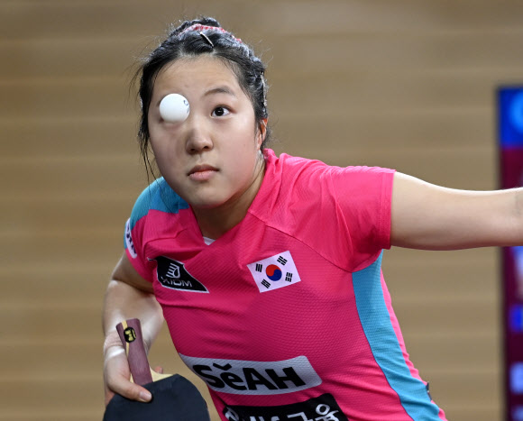 서브 넣는 신유빈