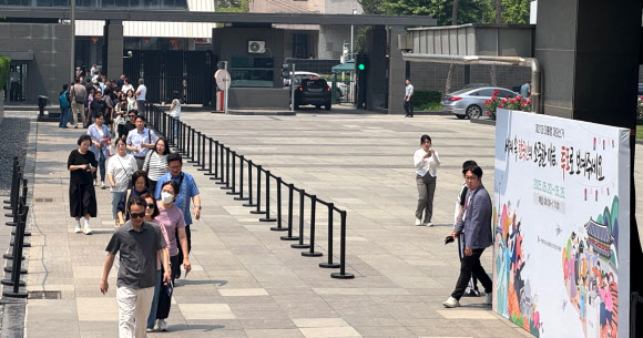 20일 중국 베이징 주중대사관에 마련된 제21대 대통령 재외선거 투표소에 셔틀버스를 타고 온 교민들의 모습.  선거관리위원회는 이날부터 25일까지 한인이 많은 베이징 왕징과 우다오커우, 톈진시 등에 셔틀버스를 운행한다. 2025.5.20  연합뉴스