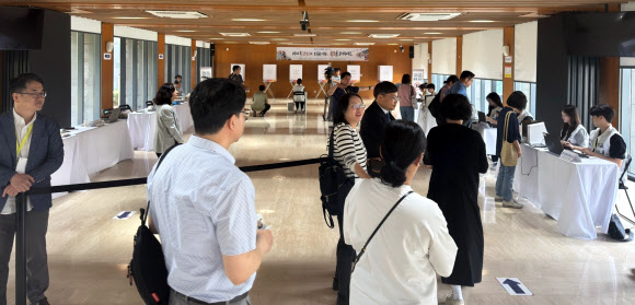 20일 중국 베이징 주중대사관에 마련된 제21대 대통령 재외선거 투표소에 모인 한국 교민들의 모습. 2025.5.20  연합뉴스