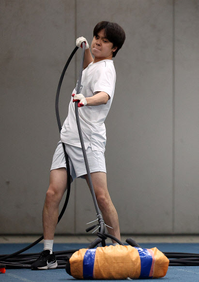 20일 대구스타디움에서 열린 대구시 재난안전기동대 채용 체력 검정에서 한 응시자가 20kg 호스 끌어당기기를 하고 있다. 대구시 재난안전기동대는 전국 지자체 최초로 창설되는 재난 초기 대응 전담 조직으로 최종 15인이 선발된다. 2025.5.20 연합뉴스