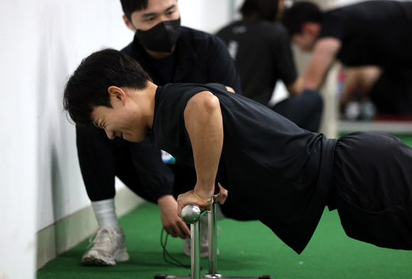 20일 대구스타디움에서 열린 대구시 재난안전기동대 채용 체력 검정에서 한 응시자가 팔굽혀펴기하고 있다.  대구시 재난안전기동대는 전국 지자체 최초로 창설되는 재난 초기 대응 전담 조직으로 최종 15인이 선발된다. 2025.5.20 연합뉴스