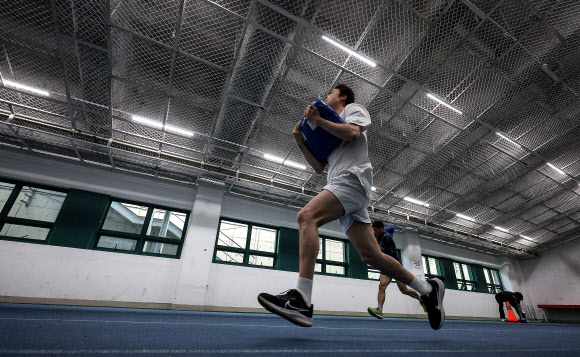 20일 대구스타디움에서 열린 대구시 재난안전기동대 채용 체력 검정에서 한 응시자가 모래주머니 나르기를 하고 있다. 대구시 재난안전기동대는 전국 지자체 최초로 창설되는 재난 초기 대응 전담 조직으로 최종 15인이 선발된다. 2025.5.20 연합뉴스