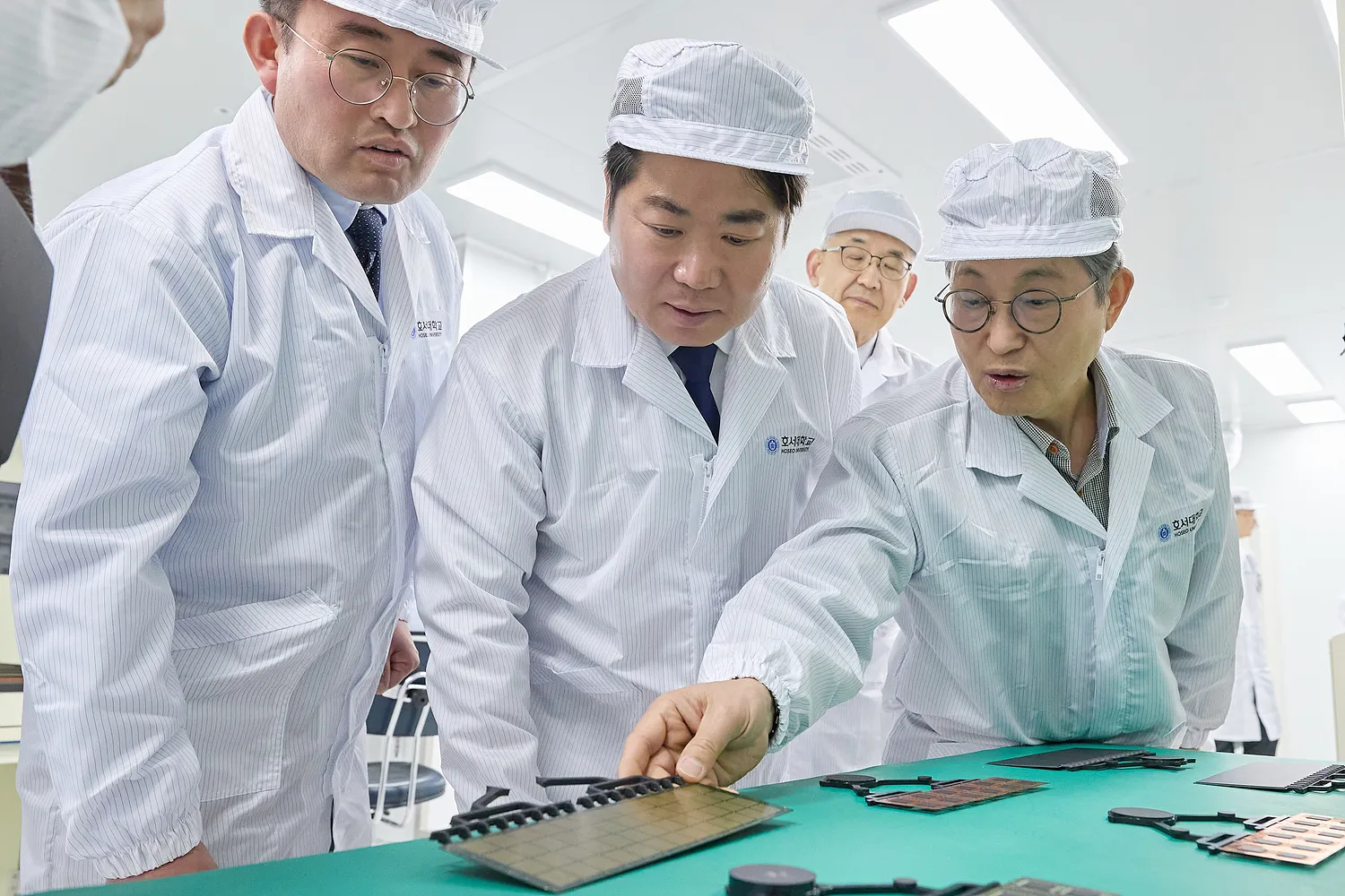 오세현 아산시장이 반도체 패키지 공정실습 교육이 가능한 호서대 반도체 패키지 랩에서 장비들을 확인하고 있다.
아산시 제공