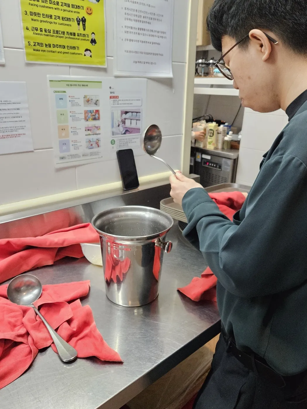 호텔 정리 업무, 적성에 딱  이승준(가명)씨가 서울 강남의 한 호텔에서 식기구를 정리하고 있는 모습. 
송파구장애인직업재활지원센터 제공