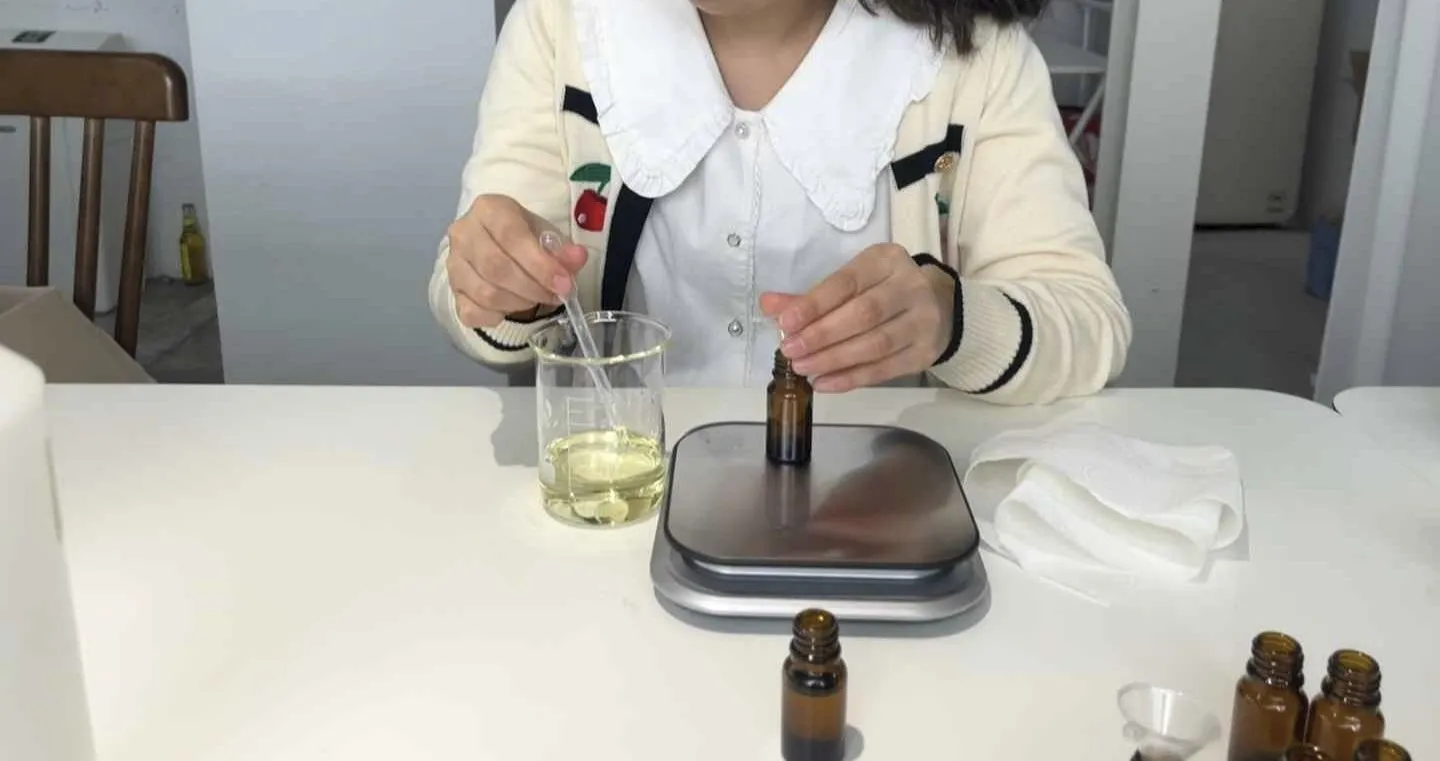 조향사 직무 보람 느껴요  박수연(가명)씨가 주식회사 인비저블에서 조향사로 일하고 있는 모습.
송파구장애인직업재활지원센터 제공