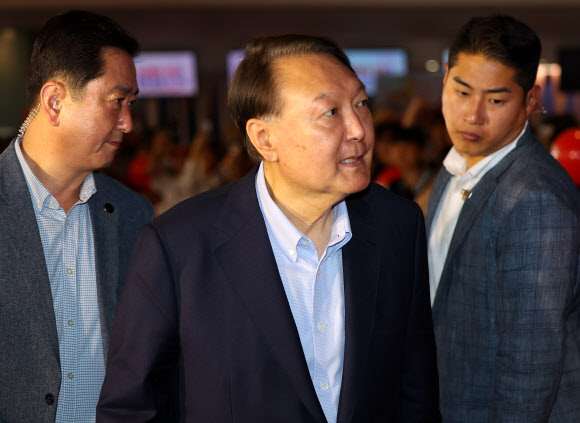 윤석열, 부정선거 주장 다큐 영화 관람