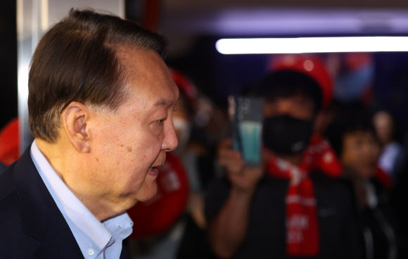 윤석열, 부정선거 주장 다큐 영화 관람