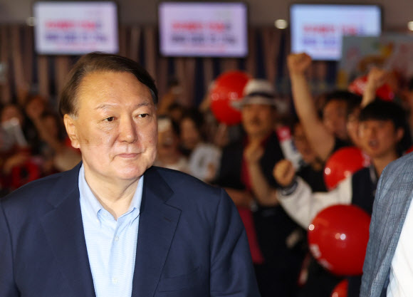 윤석열, 부정선거 주장 다큐 영화 관람