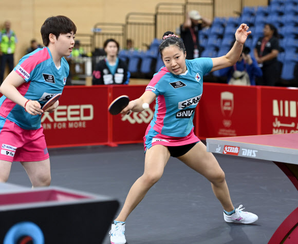 16강서 아네트 카우푸만-샤오나 샨 만난 신유빈-유한나