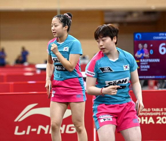 득점한 신유빈-유한나 조