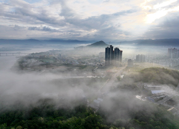 여름 기운이 들기 시작한다는 절기 소만(小滿)인 21일 강원 춘천 도심에 안개가 내려앉아 있다. 강원지방기상청은 이날 오전까지 내륙과 산지를 중심으로 짙은 안개가 끼는 곳이 있을 것으로 예보했다. 2025.5.21. 연합뉴스