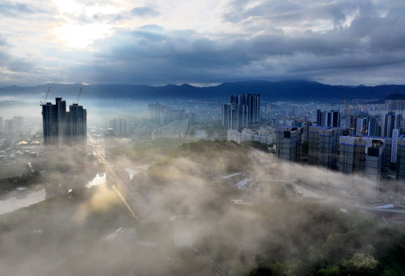 여름 기운이 들기 시작한다는 절기 소만(小滿)인 21일 강원 춘천 도심에 안개가 내려앉아 있다. 강원지방기상청은 이날 오전까지 내륙과 산지를 중심으로 짙은 안개가 끼는 곳이 있을 것으로 예보했다. 2025.5.21. 연합뉴스