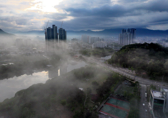 여름 기운이 들기 시작한다는 절기 소만(小滿)인 21일 강원 춘천 도심에 안개가 내려앉아 있다. 강원지방기상청은 이날 오전까지 내륙과 산지를 중심으로 짙은 안개가 끼는 곳이 있을 것으로 예보했다. 2025.5.21. 연합뉴스
