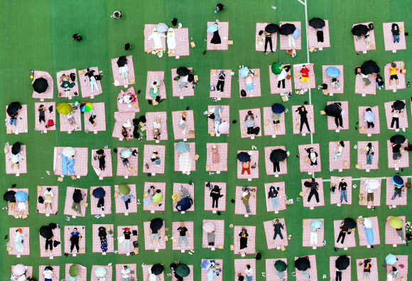 21일 오후 광주 동구 조선대학교 운동장에서 열린 대놓고 잠자기 대회에서 시민과 학생 참가자들이 낮잠을 자고 있다. 2025.5.21. 연합뉴스