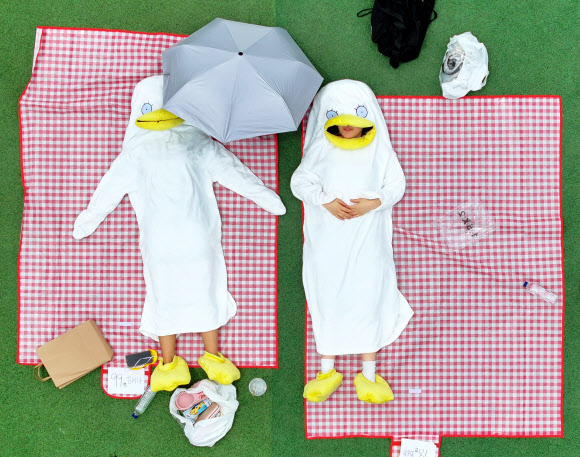 21일 오후 광주 동구 조선대학교 운동장에서 열린 대놓고 잠자기 대회에서 참가자들이 낮잠을 자고 있다. 2025.5.21. 연합뉴스