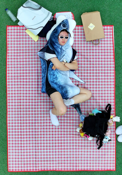 21일 오후 광주 동구 조선대학교 운동장에서 열린 대놓고 잠자기 대회에서 한 참가자가 낮잠을 자고 있다. 2025.5.21. 연합뉴스