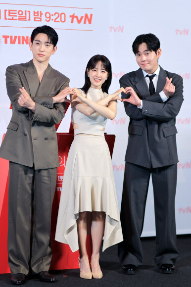 배우 박진영(왼쪽부터), 박보영, 류경수가 21일 서울 영등포구 CGV 영등포에서 열린 tvN 드라마 ‘미지의 서울’ 제작발표회에서 포즈를 취하고 있다. 2025.5.21 연합뉴스