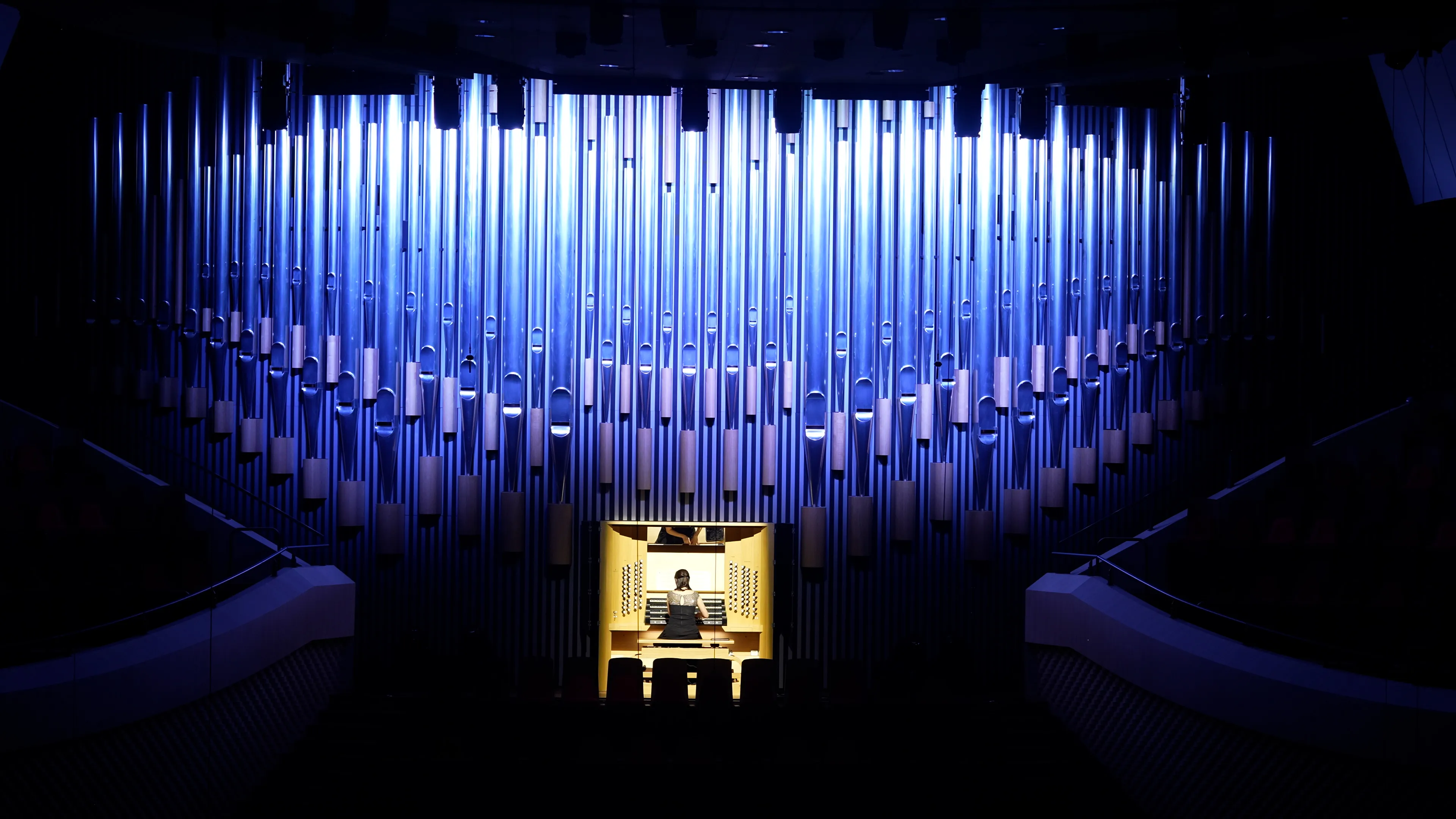 지난 10일 부산콘서트홀에서 열린 ‘HELLO 클래식 헨델 vs 바흐’ 시범 공연에서 연주자가 파이프오르간을 연주하고 있다. 
부산시 제공