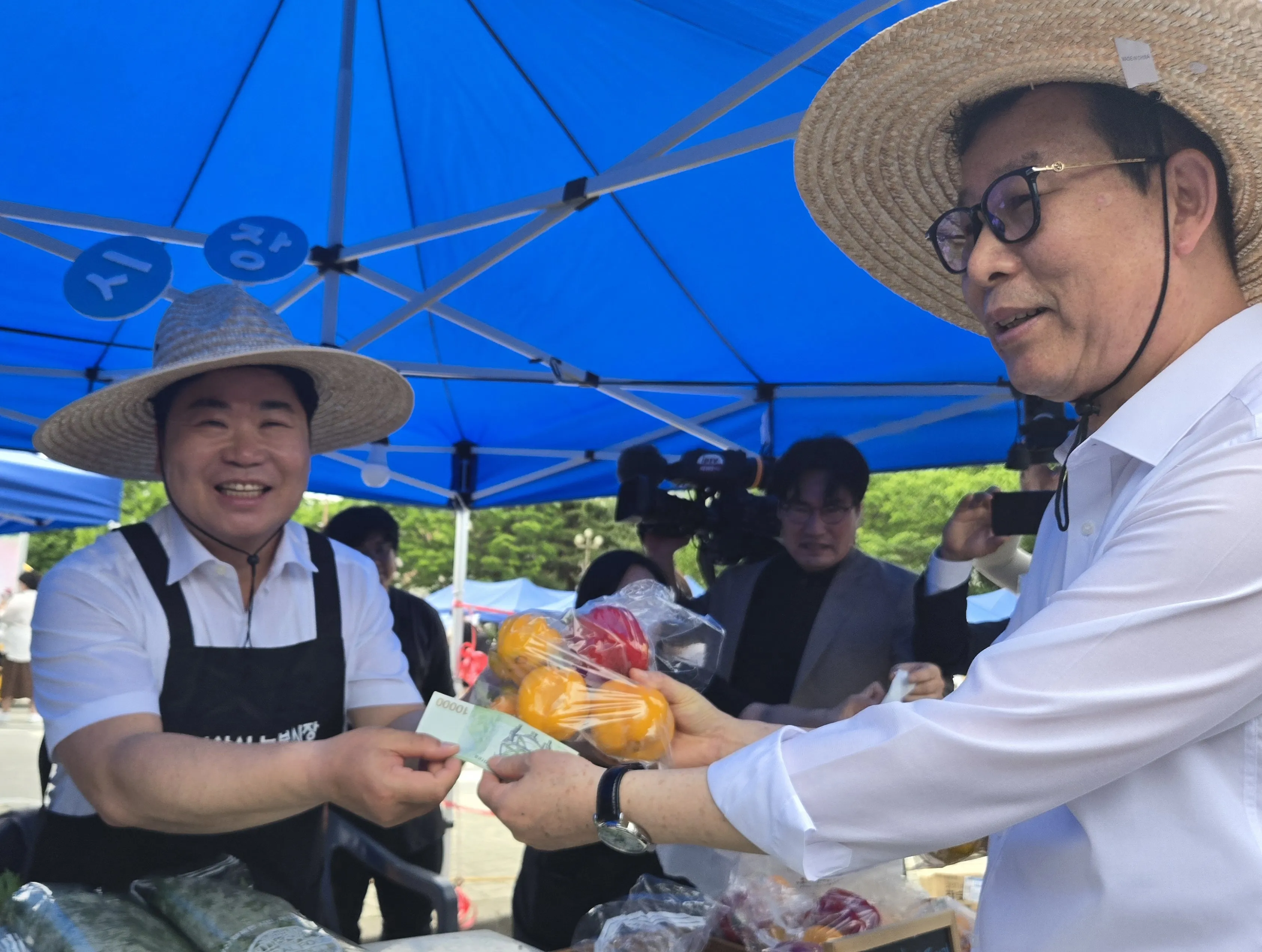 오세현 아산시장이 문성제 선문대 총장이 글로컬 다문화 축제 로컬푸드 행사장에서 지역 농산물 사용 퍼포먼스를 하고 있다. 선문대 제공