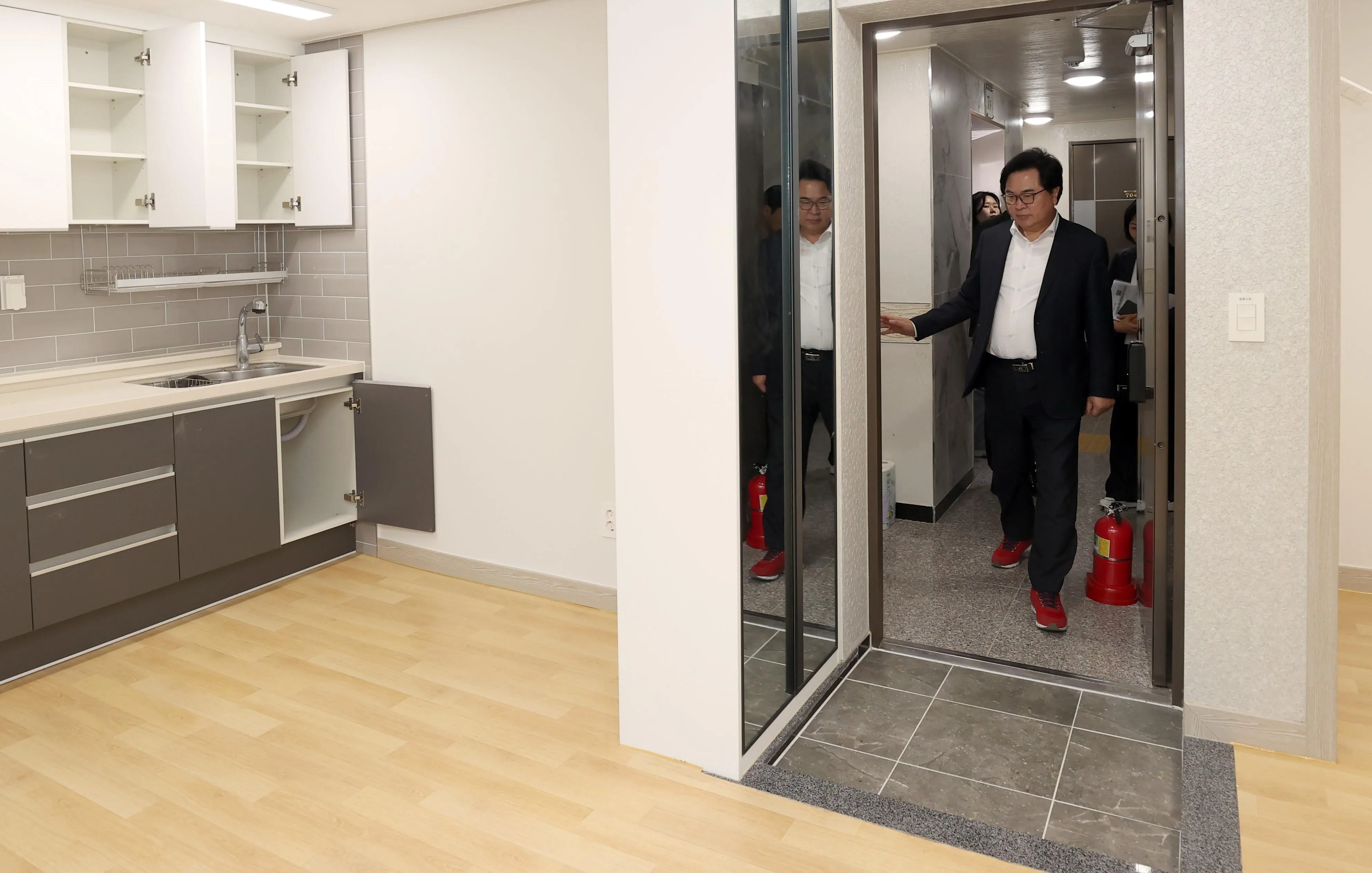 박일하 서울 동작구청장이 사당동 청년 맞춤형 공공주택을 방문해 살펴보고 있다. 동작구 제공