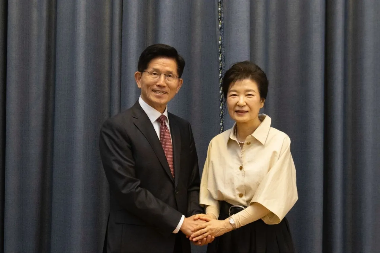 국민의힘 김문수 대선 후보가 지난달 24일 대구 달성군 박근혜 전 대통령 사저에서 박 전 대통령을 만나고 있다. 2025.5.24. 국민의힘 제공