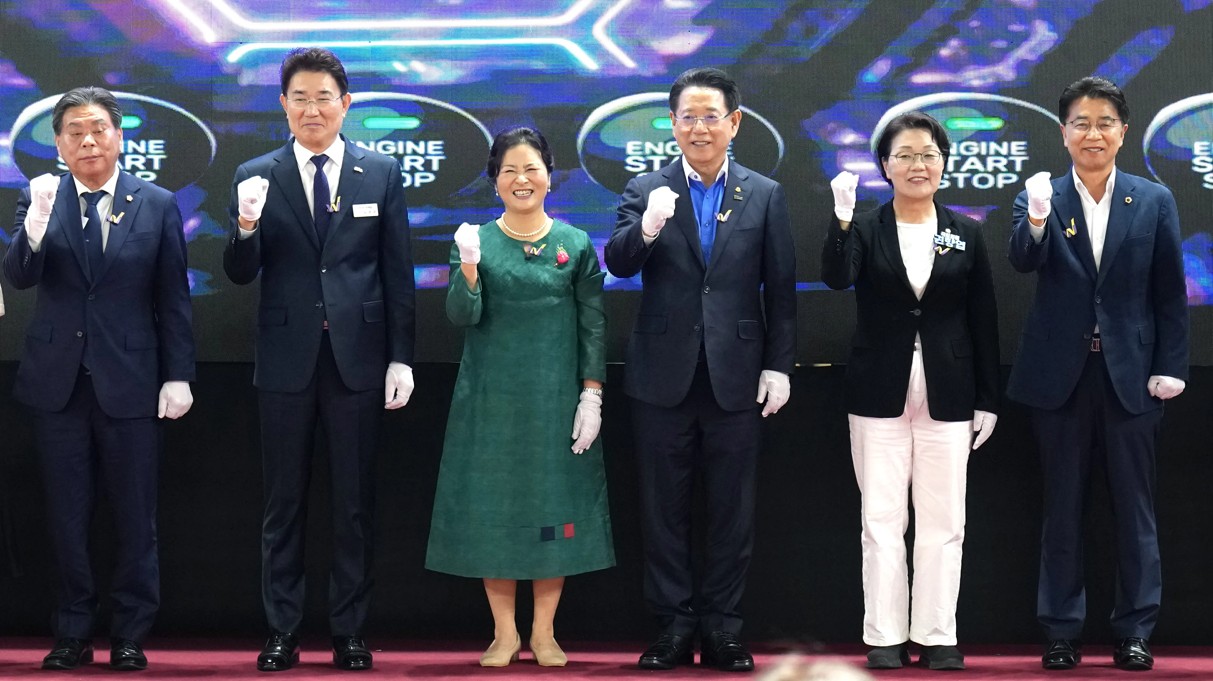 김영록 전남지사와 권향엽 국회의원, 노관규 시장,  강형구 순천시의장, 김태균 전남도의장 등이  ‘2025년 전남 여성 일자리 박람회’에서 화이팅을 외치고  있다.