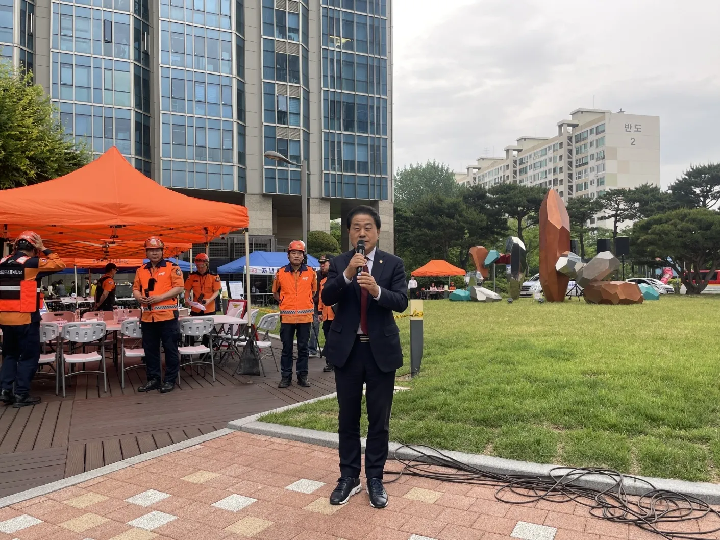 지난 23일 용산구 래미안 첼리투스 일대에서 진행된 ‘2025년 안전한국훈련·긴급구조종합훈련’에 참석한 김용호 서울시의원이 훈련 종료 후 강평을 하고 있다.