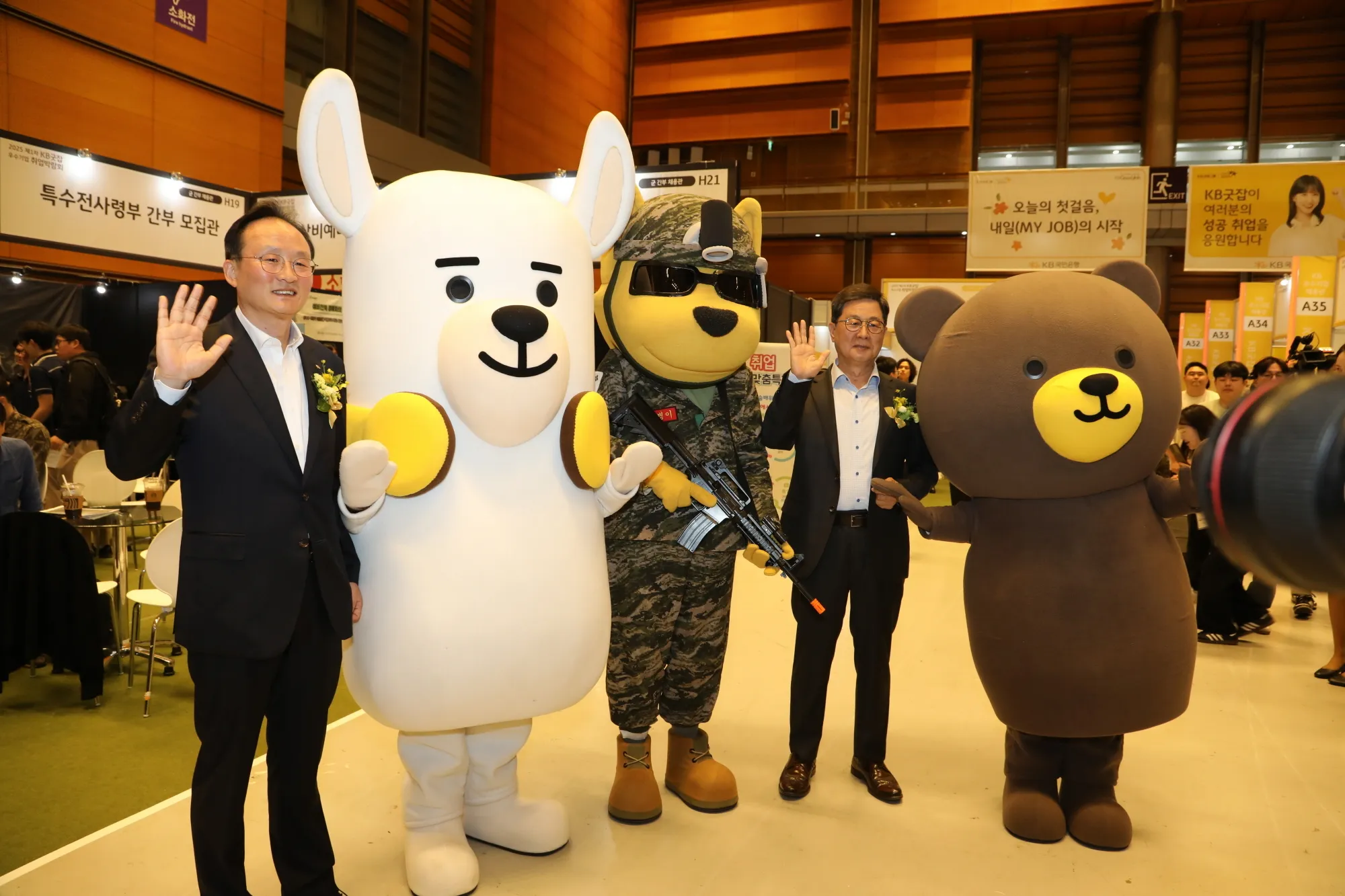 이환주 KB국민은행장(왼쪽)과 이달곤 동반성장위원회 위원장이 26일 서울 강남구 코엑스에서 열린 ‘2025 제1차 KB굿잡 우수기업 취업박람회’에서 기념 촬영을 하고 있다. KB국민은행 제공