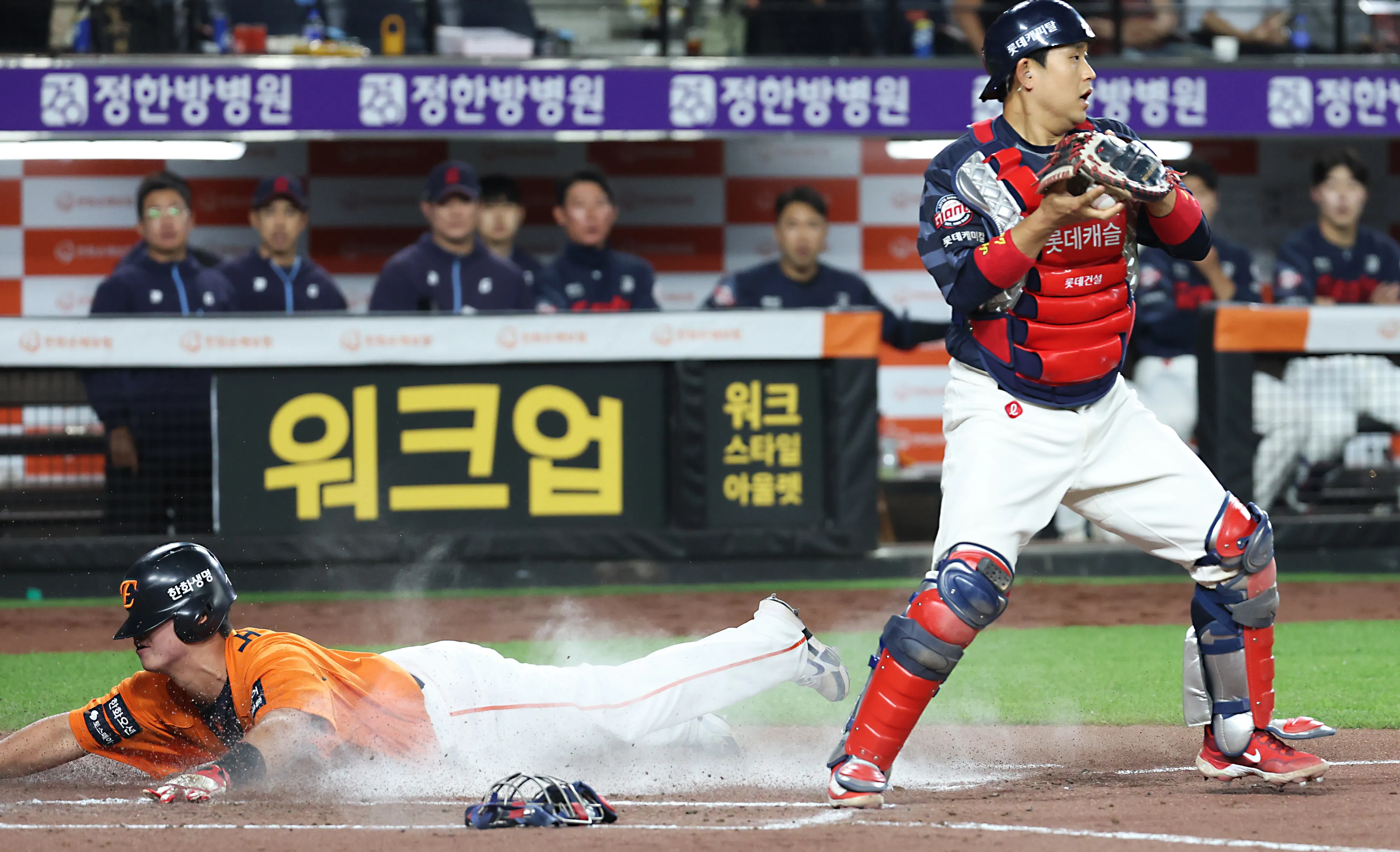 몸을 던진 득점, 총알탄 사나이 한화 노시환  23일 대전 한화생명볼파크에서 열린 ‘2025 신한 SOL 뱅크 KBO리그’ 프로야구 한화 이글스와 롯데 자이언츠 경기에서 6회말 1사 한화 황영묵의 타구에 3루주자 노시환이 홈으로 들어오며 득점하고  있다. 2025.5.23/뉴스1