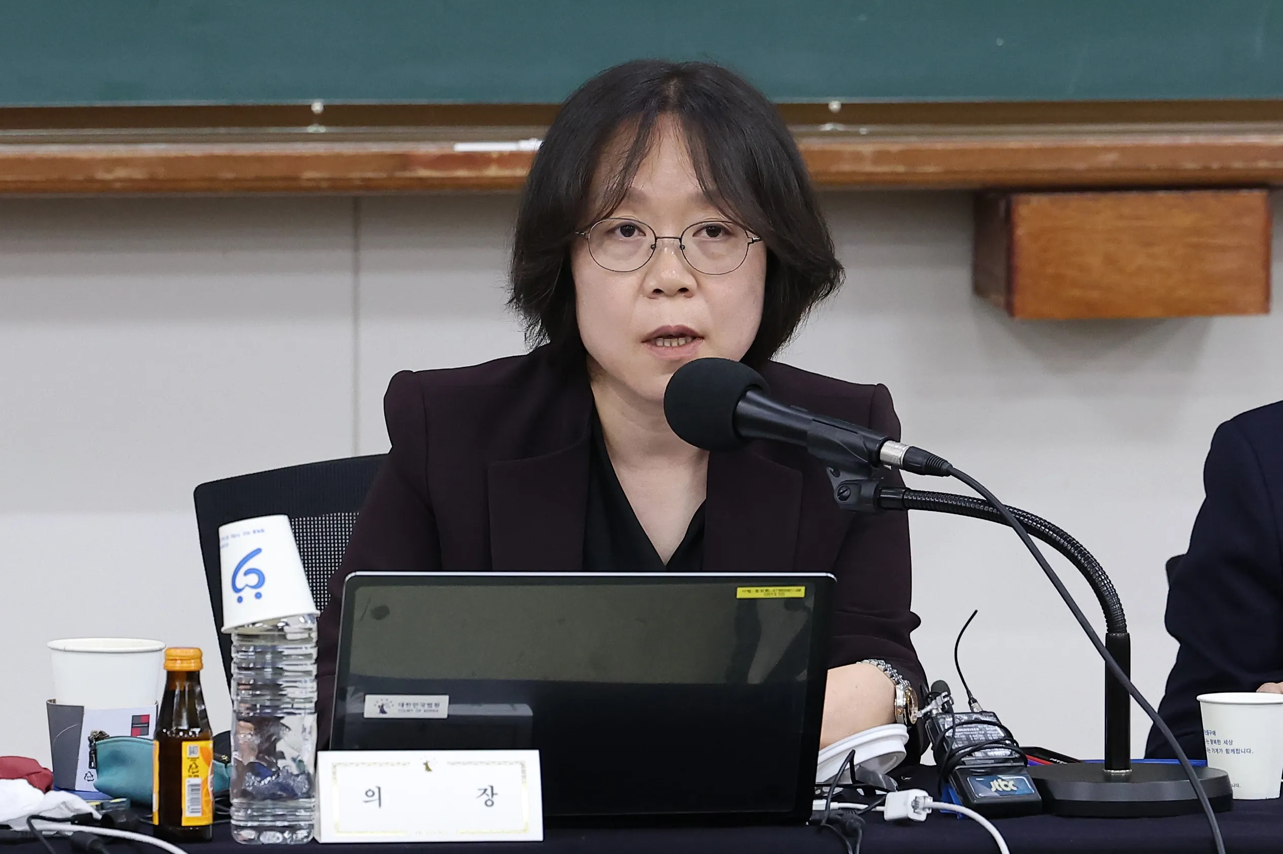 이재명 더불어민주당 대선 후보의 공직선거법 위반 사건을 대법원이 파기환송한 것을 계기로 열린 전국법관대표회의 임시회의가 26일 열렸지만 입장 채택 없이 대선 이후 논의를 이어 가기로 했다. 전국법관대표회의 의장인 김예영 서울남부지법 부장판사가 이날 경기 고양시 사법연수원에서 열린 전국법관대표회의 임시회의에서 회의 비공개를 알리고 있다.
뉴스1
