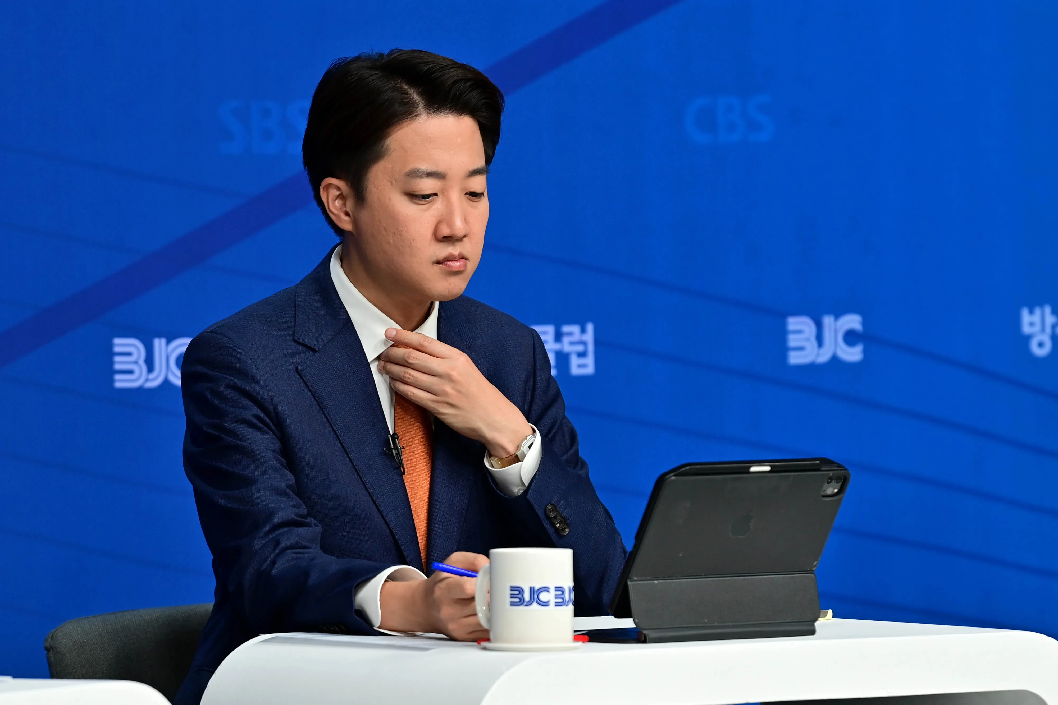 이준석 개혁신당 대선 후보가 26일 서울 양천구 한국방송회관에서 열린 한국방송기자클럽 초청 토론회를 준비하고 있다. 2025.5.26 공동취재