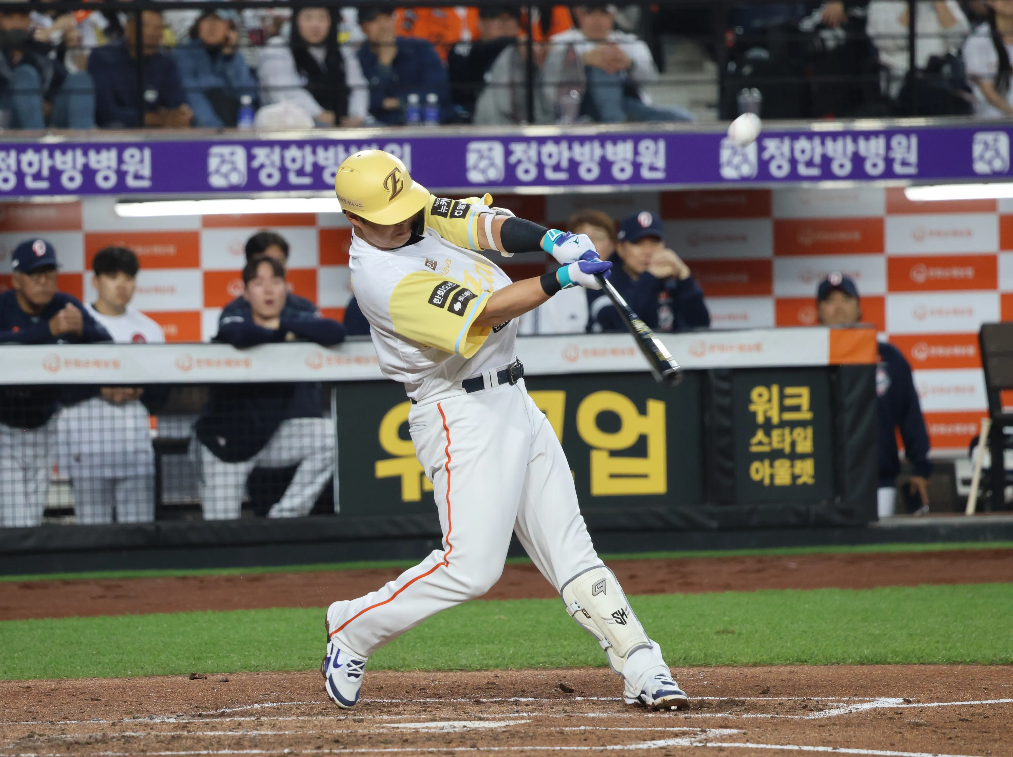 한화 이글스 노시환이 13일 대전 한화생명볼파크에서 열린 2025 KBO리그 정규시즌 두산 베어스와의 홈 경기에서 타격하고 있다. 대전 연합뉴스