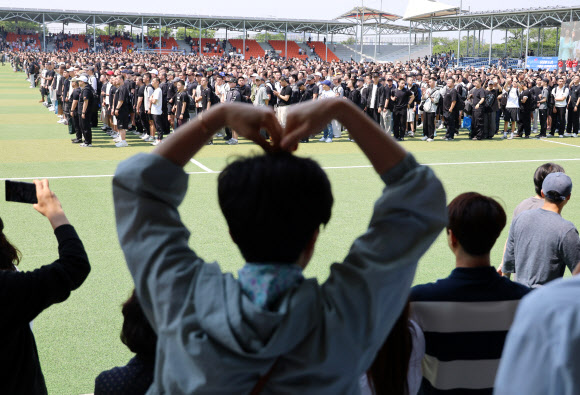 ‘아들아, 멋진 군인 되거라’