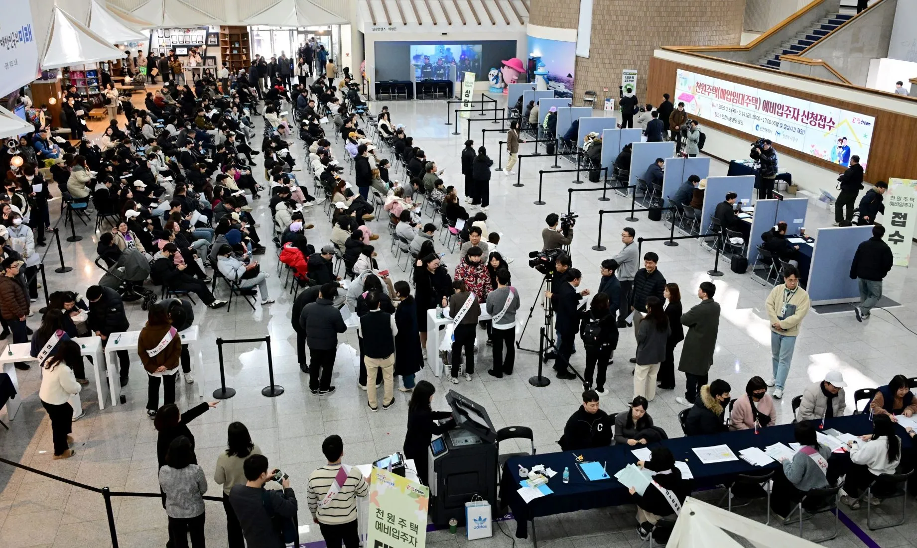 지난 3월 6일 인천시청에서 천원주택 예비입주자 모집이 진행되고 있다.
연합뉴스