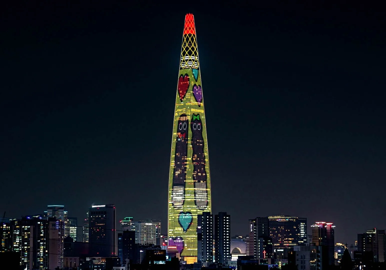11월 11일 오후 6시부터 송출되는 롯데월드타워 빼빼로데이 미디어 파사드. 롯데웰푸드 제공