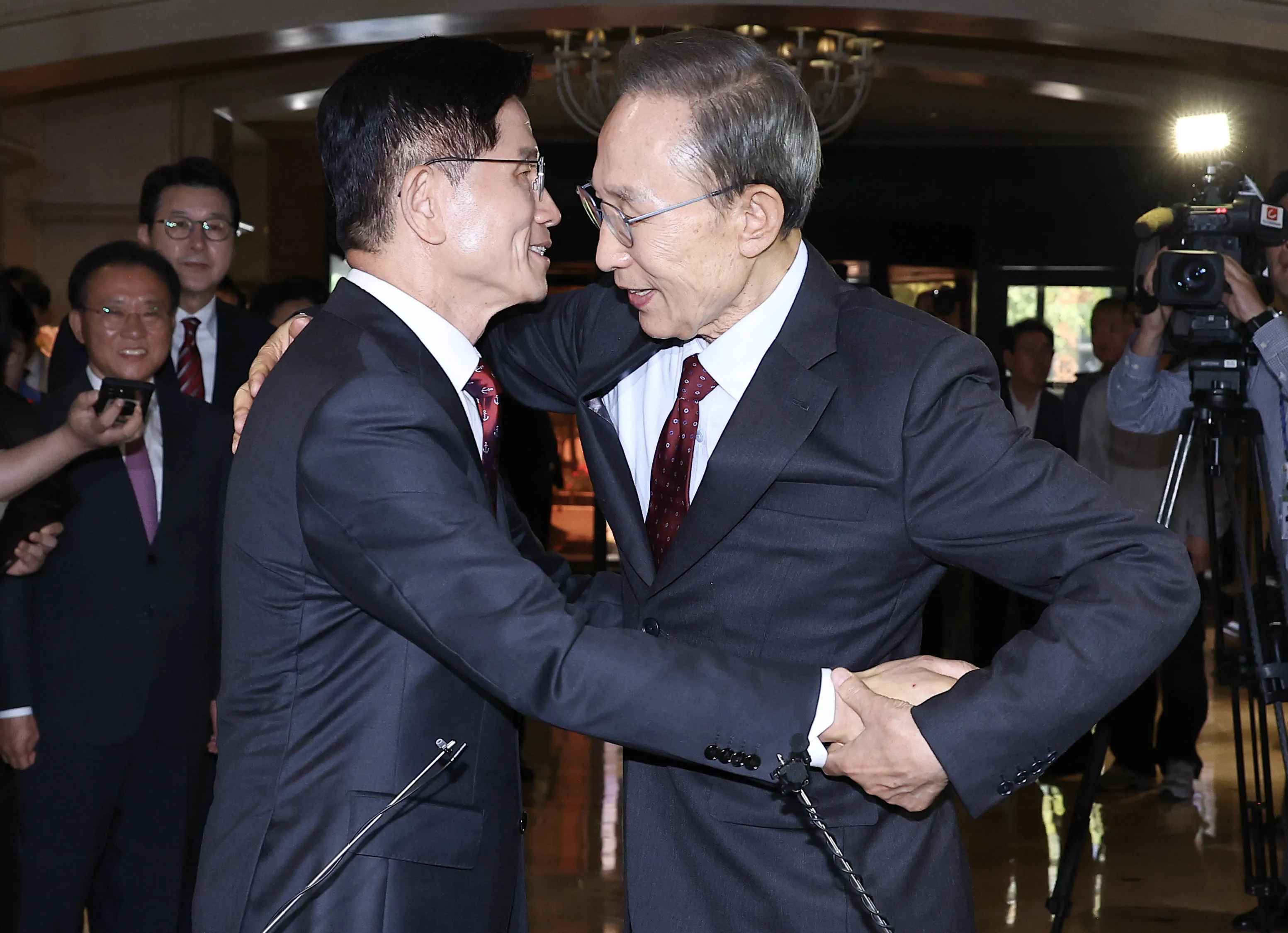 김문수 국민의힘 대선 후보와 이명박 전 대통령이 27일 서울 여의도 켄싱턴호텔에서 만나 포옹하고 있다. 2025.5.27 안주영 전문기자