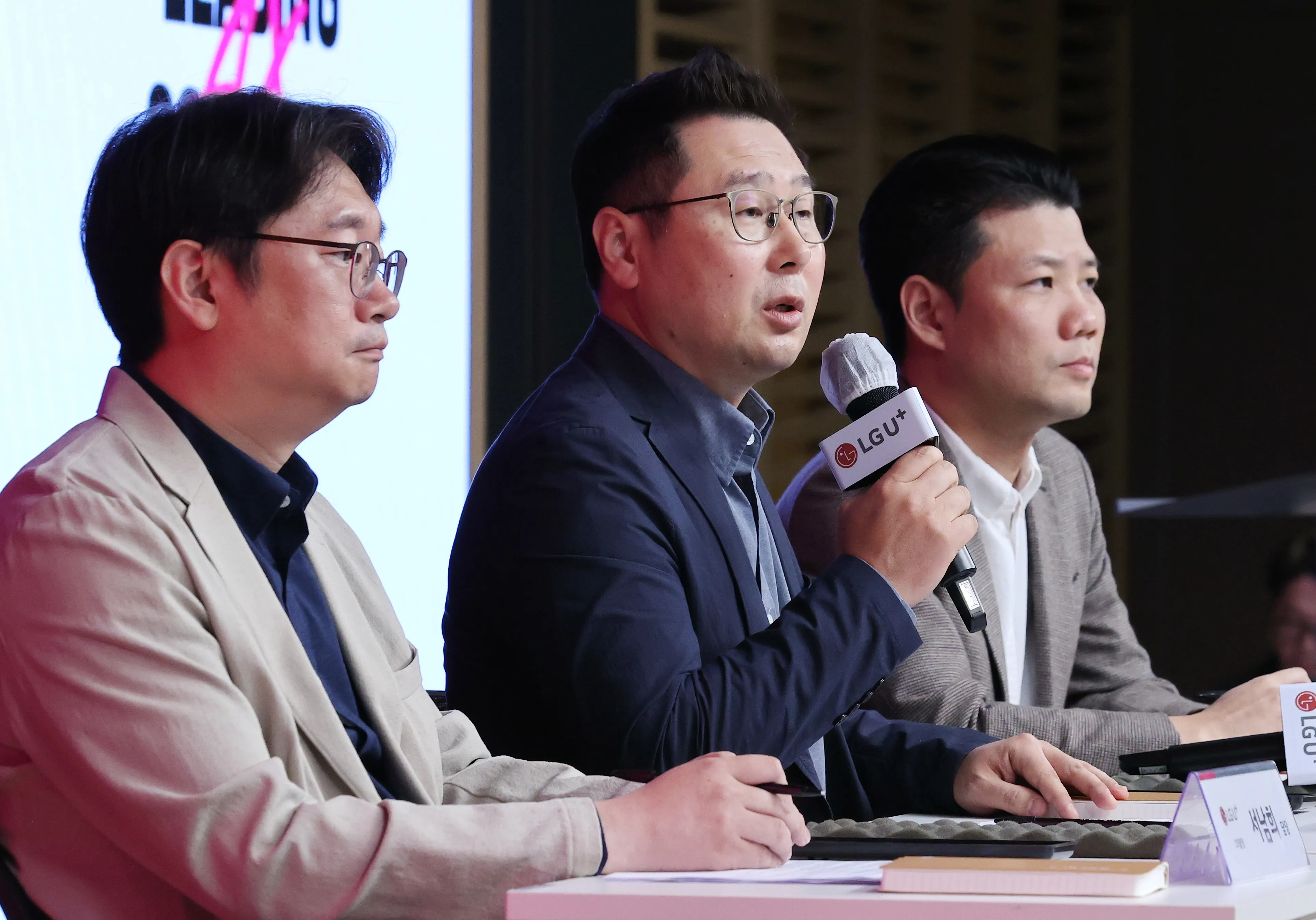 LG유플러스, AI 상담 어드바이저 기술설명회 개최  정성권(가운데) LG유플러스 IT/플랫폼빌드그룹장이 27일 서울 용산구 LG유플러스 사옥에서 열린 AI 상담 어드바이저 기술설명회에서 질문에 답하고 있다. 연합뉴스