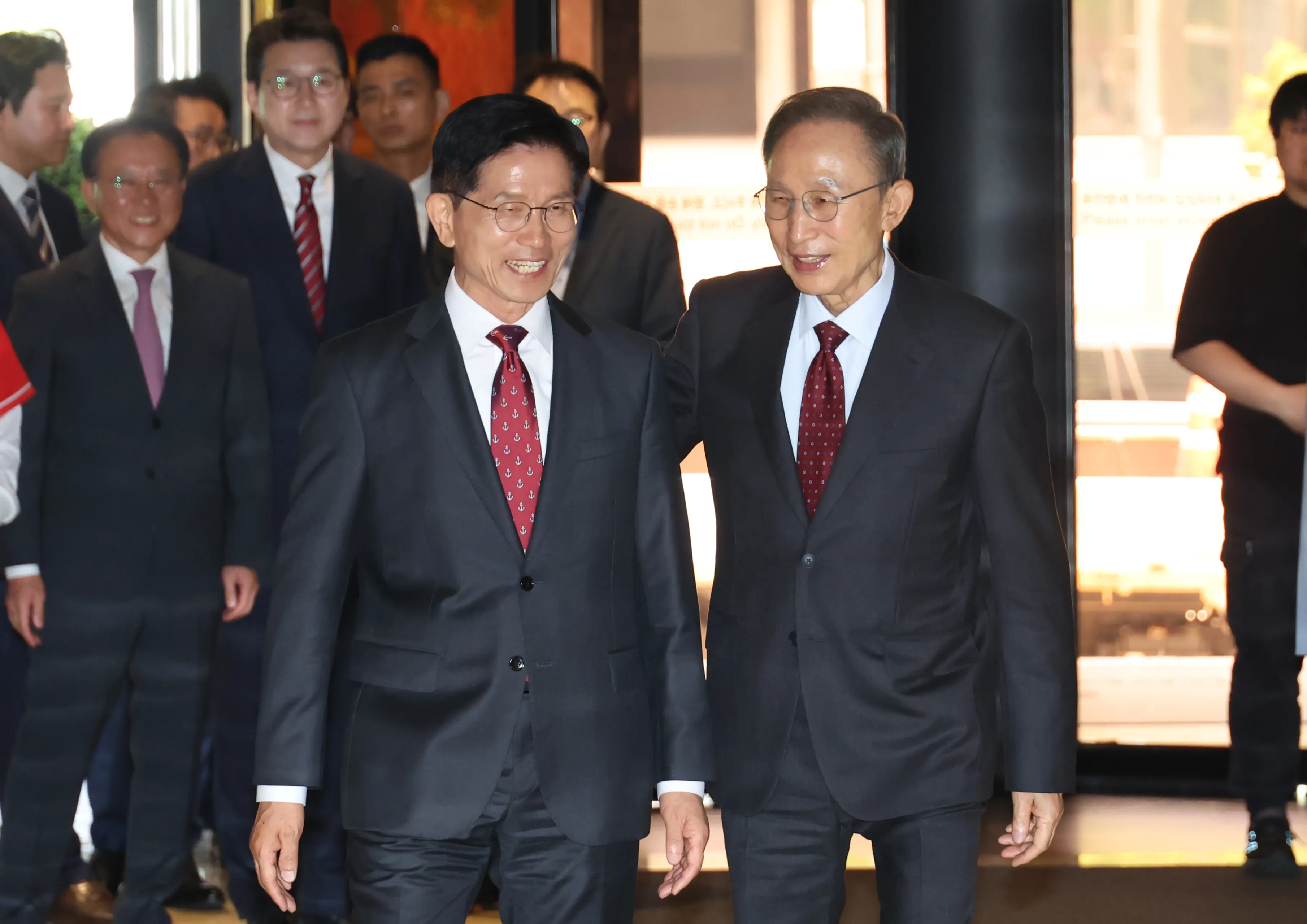 오찬 회동하는 김문수-이명박  김문수 국민의힘 대선 후보와 이명박 전 대통령이 27일 서울 여의도 켄싱턴 호텔 로비에서 만나 오찬장으로 향하고 있다. 뉴시스