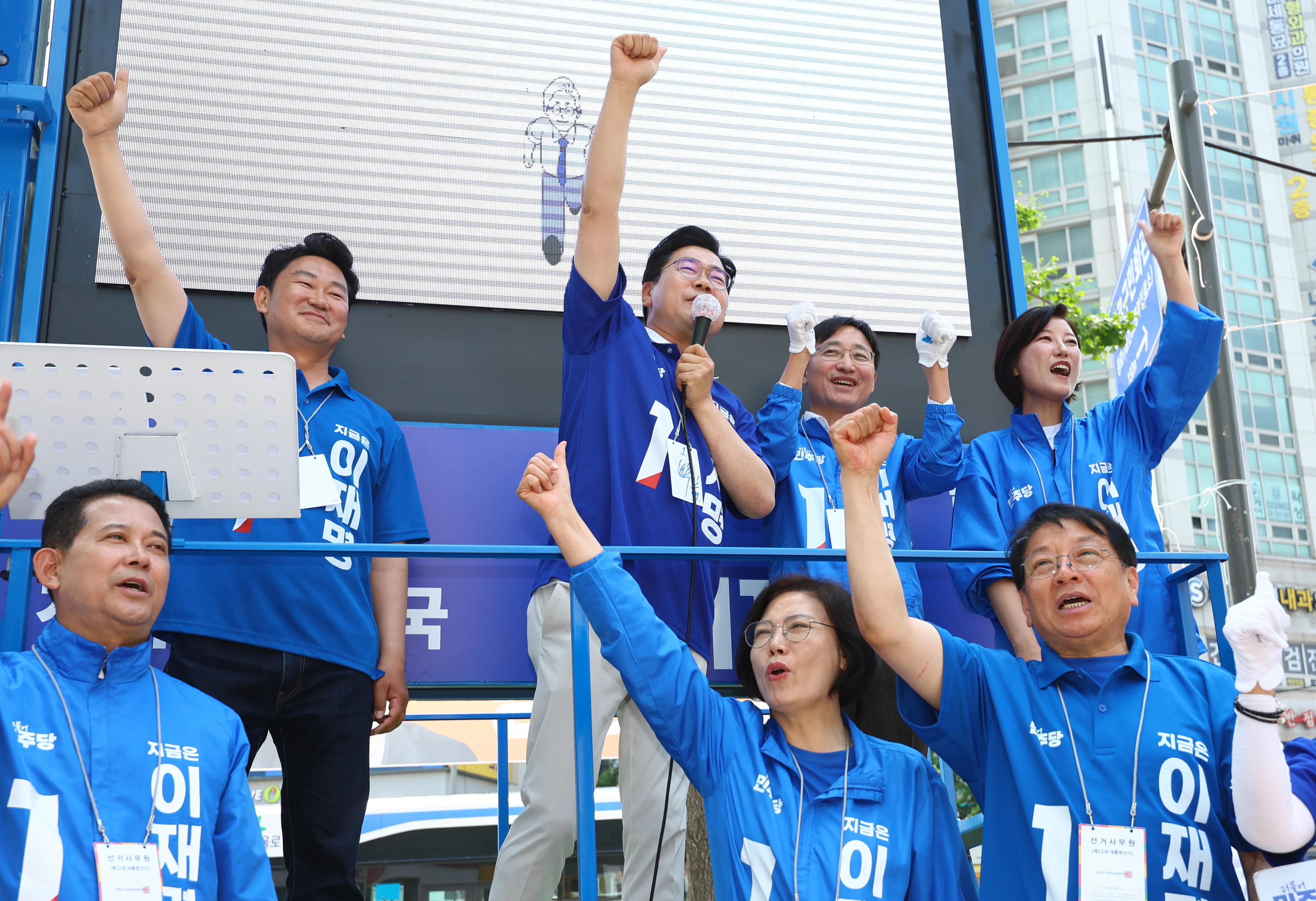 이재명 지지 호소하는 박찬대  박찬대(뒷줄 왼쪽 두 번째) 더불어민주당 상임총괄선거대책위원장이 27일 오전 서울 종로구 동묘앞역 인근에서 이재명 대통령 선거 후보의 지지를 호소하고 있다. 뉴시스