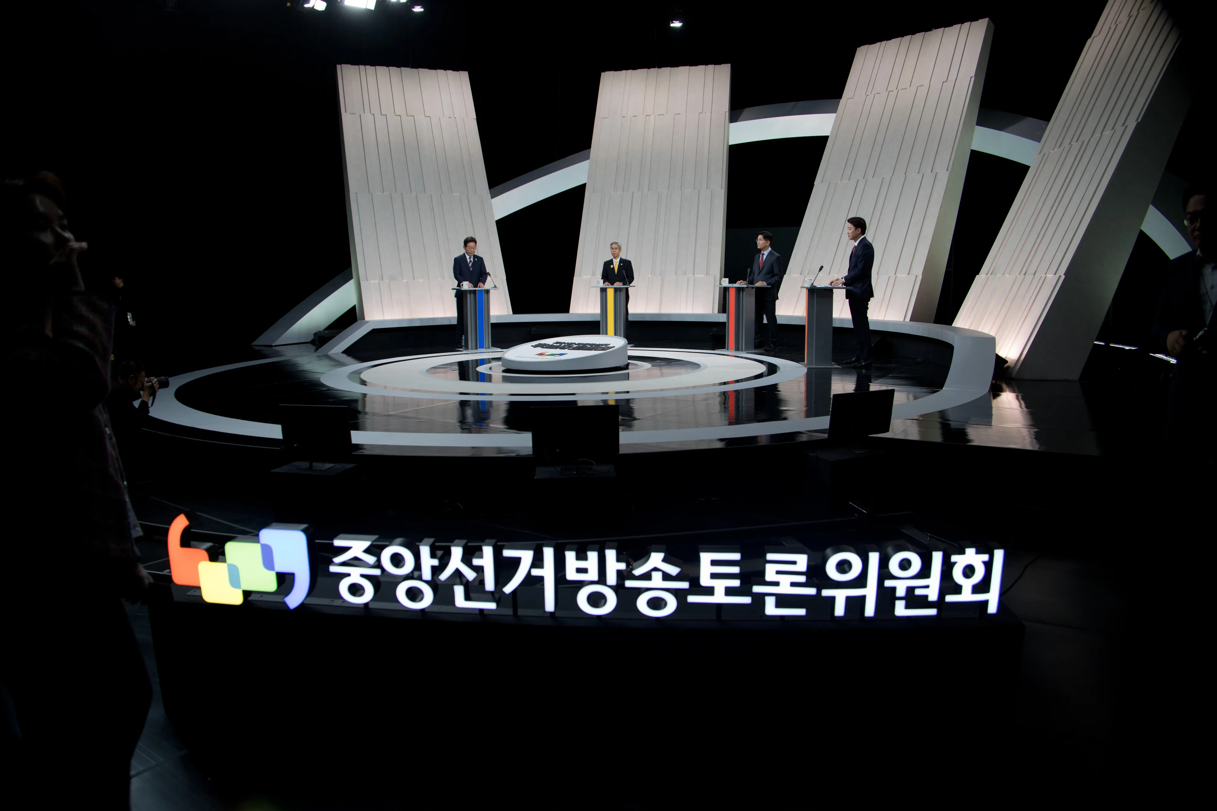 21대 대선후보 3차 TV토론  27일 서울 상암 MBC스튜디오에서 열린 21대 대선후보 3차 토론회에 더불어민주당 이재명 후보, 민주노동당 권영국 후보, 국민의힘 김문수 후보, 개혁신당 이준석 후보(좌측부터) 가  참석하여 기념촬영을 하고 있다.   2025.5.27. 국회사진기자단