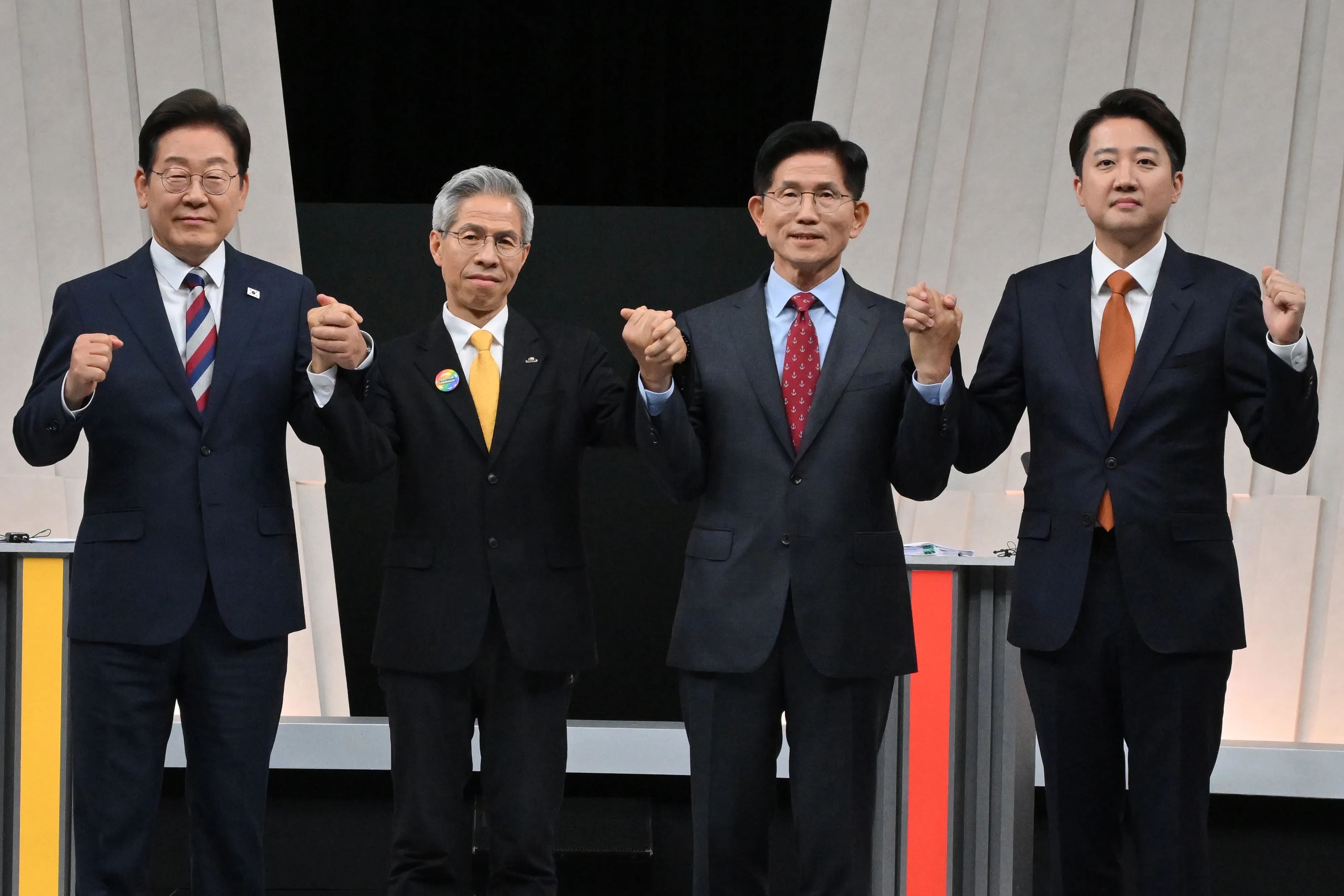 더불어민주당 이재명(왼쪽부터), 민주노동당 권영국, 국민의힘 김문수, 개혁신당 이준석 대선 후보가 27일 서울 마포구 상암동 MBC 스튜디오에서 진행된 정치 분야 TV토론회에 앞서 포즈를 취하고 있다. 2025.5.27. 국회사진기자단