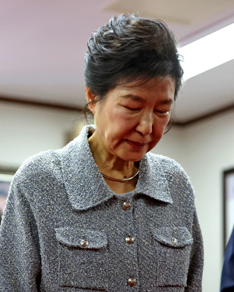 참배하는 박근혜 전 대통령