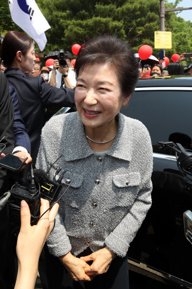 취재진에 답하는 박근혜 전 대통령