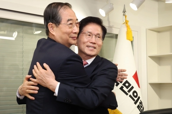 김문수(오른쪽) 국민의힘 대선 후보와 한덕수 전 국무총리가 11일 국민의힘 당사에서 만나 포옹하고 있다. 2025.5.11 공동취재